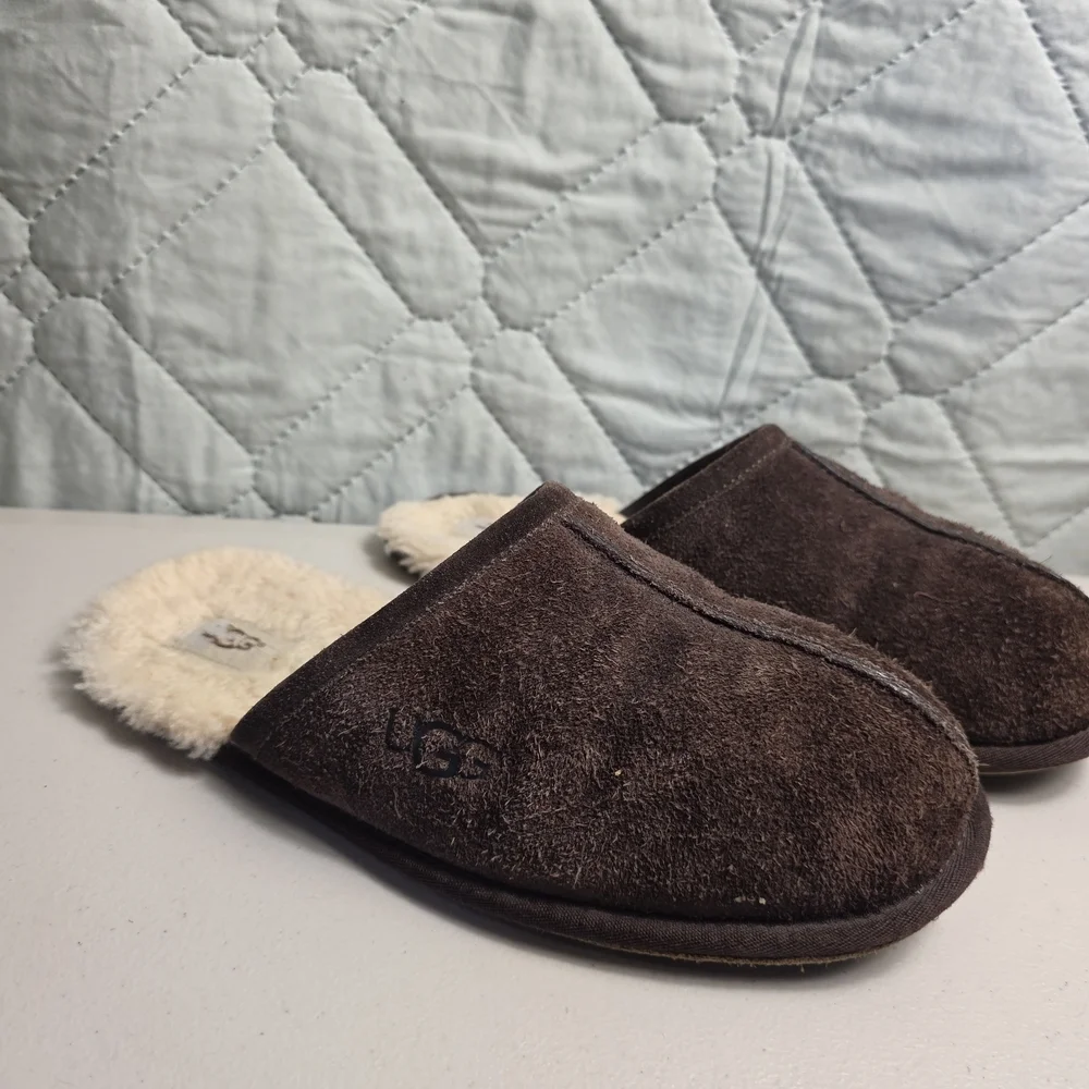 UGG Scuff Slippers Men’s Sz 11 Espresso Suede Sheepskin Wool Lined